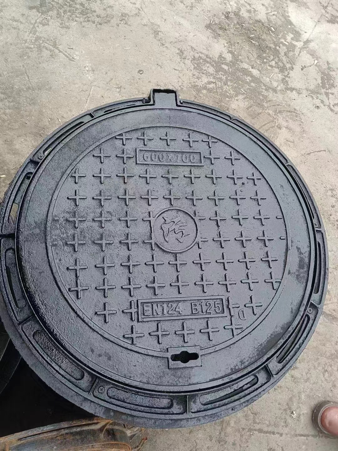 Durable A15 B125 C250 D400 manhole cover ductile cast iron new product EN124 customized products accept