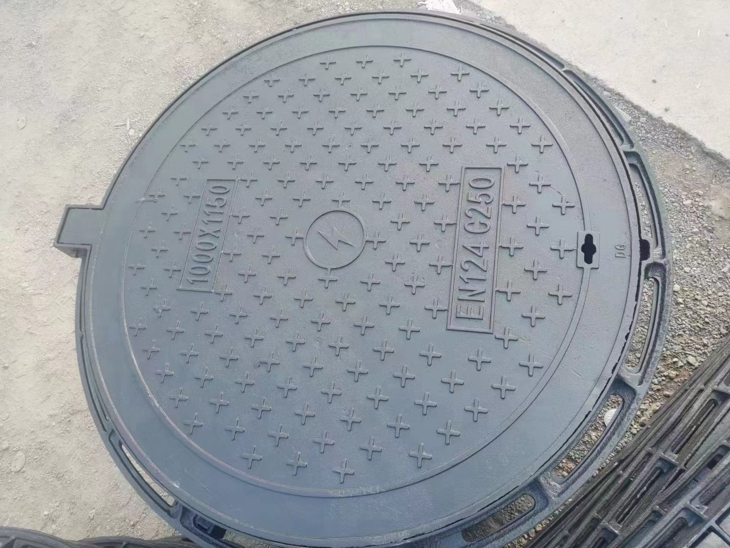 Ductile iron cast manhole cover EN124 D400 43kg for Roumania